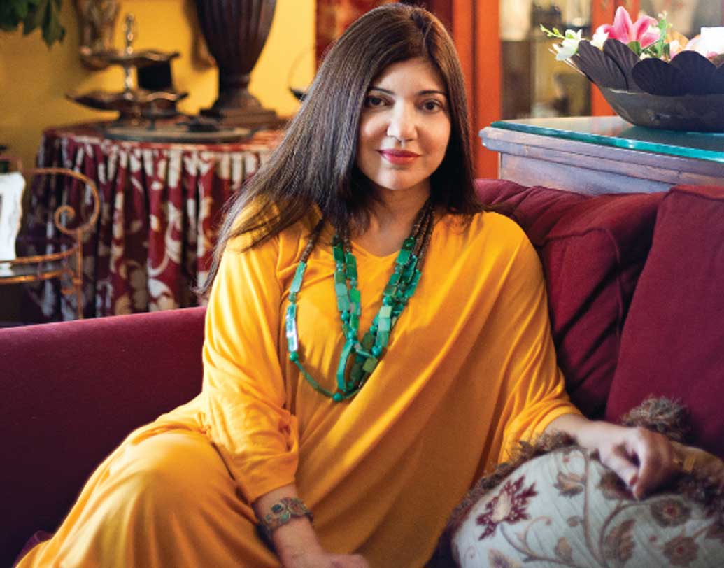 অলকা নিজেই মাতিয়ে দিয়েছিলেন মেয়ের সঙ্গীত সেরেমনির অনুষ্ঠান।সায়েশার হলদি সেরেমনির ছবিও পোস্ট হয়েছে সোশ্যাল মিডিয়ায়।