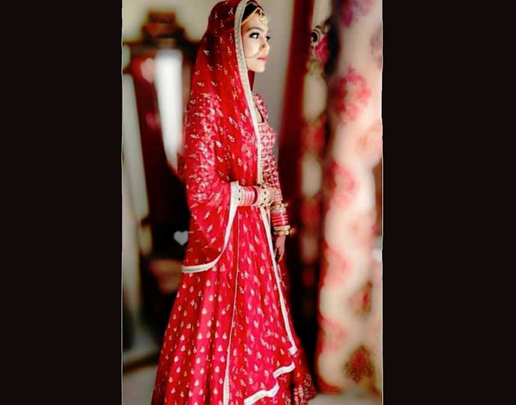 লাল লেহেঙ্গায় সায়েশাকে চমৎকার লাগছিল। অমিত পরেছিলেন আইভরি রঙের শেরওয়ানি।