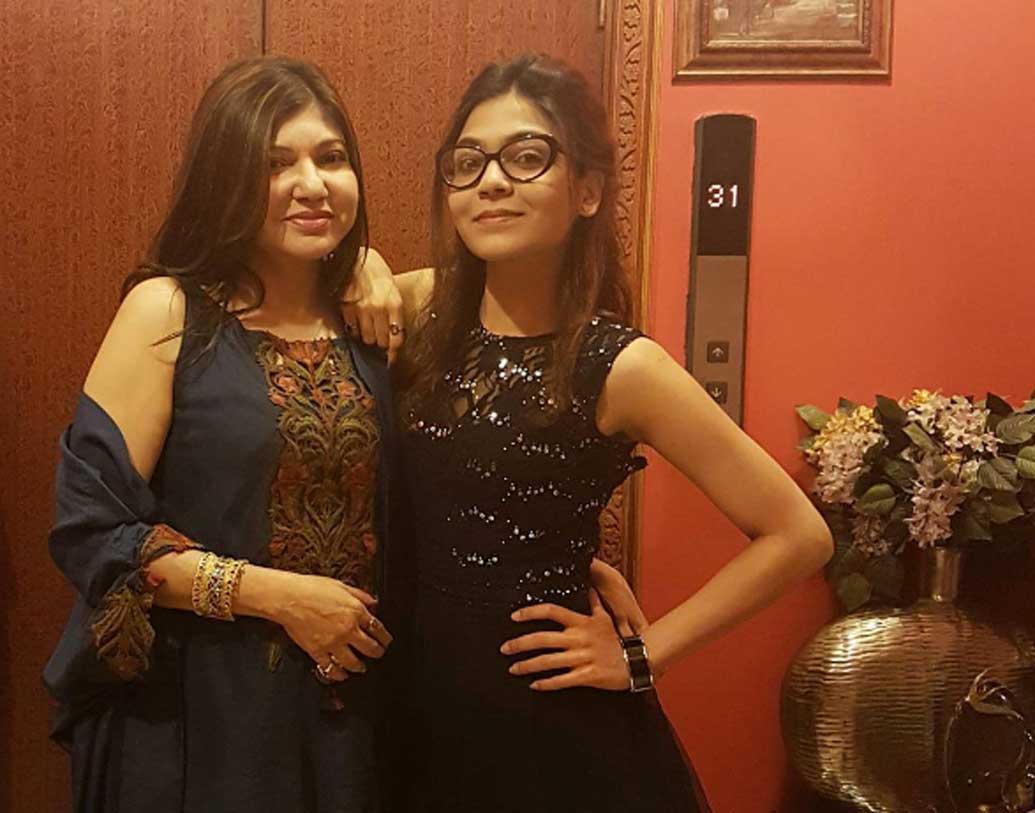 সায়েশা গান অসম্ভব ভালবাসেন, তবে তিনি বলেছেন, মায়ের মতো প্রতিভা তাঁর কোনও দিনই ছিল না। তাই তিনি গানকে পেশা হিসাবে বেছে নেননি। অলকা নিজেও কোনও দিন মেয়ের উপর নিজের পেশাকে চাপিয়ে দেওয়ার চেষ্টা করেননি।