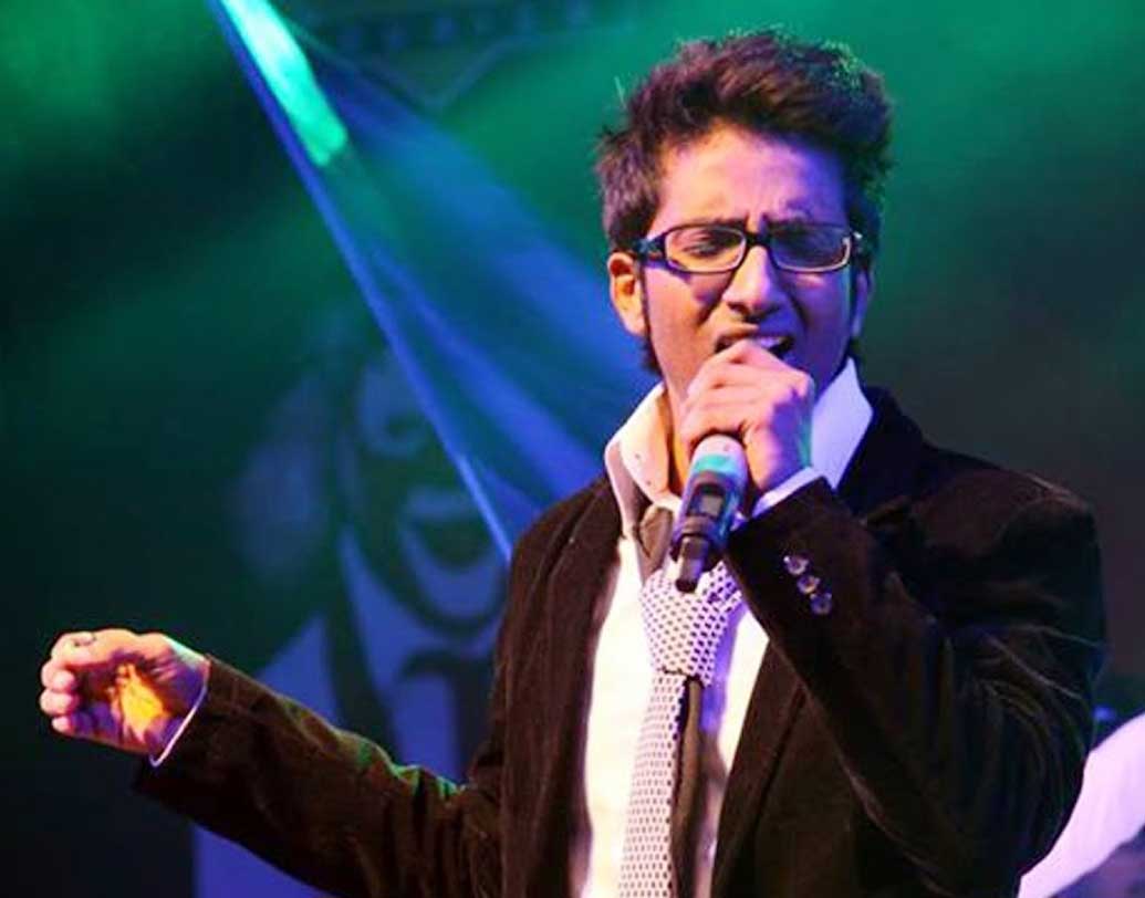 অমিত সানা: প্রথম ইন্ডিয়ান আইডলের রানার্স আপ অমিত সানা। আইডলের মঞ্চে নজর কাড়লেও মাঝের কয়েকটা বছর যেন হারিয়ে যান ছত্তীসগঢ়ের ভিলাইয়ের ছেলেটি। উস্তাদ রশিদ খানের অন্ধ ভক্ত অমিত ঠিক করেছেন, প্লে-ব্যাক সিঙ্গার হিসেবেই কেরিয়ার গড়বেন। বলিউডে শুরুও করেছেন কেরিয়ার।