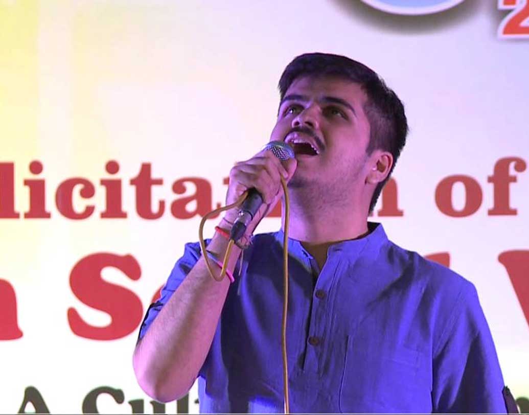 দিবাকর শর্মা: এই গায়ক বেশ সুনাম অর্জন করেছিলেন। সিবিএসই-তে র‌্যাঙ্কও করেছিলেন। সারেগামাপা লিটল চ্যাম্পের পর তার জনপ্রিয়তা বেড়ে গিয়েছিল মারাত্মক। কিন্তু দৃষ্টিশক্তিহীন এই গায়ক এখন সে ভাবে আর প্রচারে নেই।