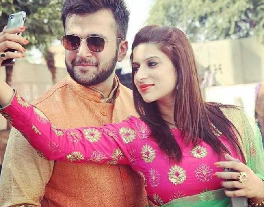 মোহিত সাগর: বেসরকারি চ্যানেলের রিয়্যালিটি শোয়ের জন্য বেশ জনপ্রিয়তা পেয়েছিলেন হ্যান্ডসাম হাঙ্ক মোহিত সাগর। কিন্তু সে ভাবে কোথাও প্রচারের আলোয় নেই শোয়ের পর। ওই শোয়েরই প্রতিযোগী রূপ ভিন্দরকে বিয়ে করেছেন মোহিত।