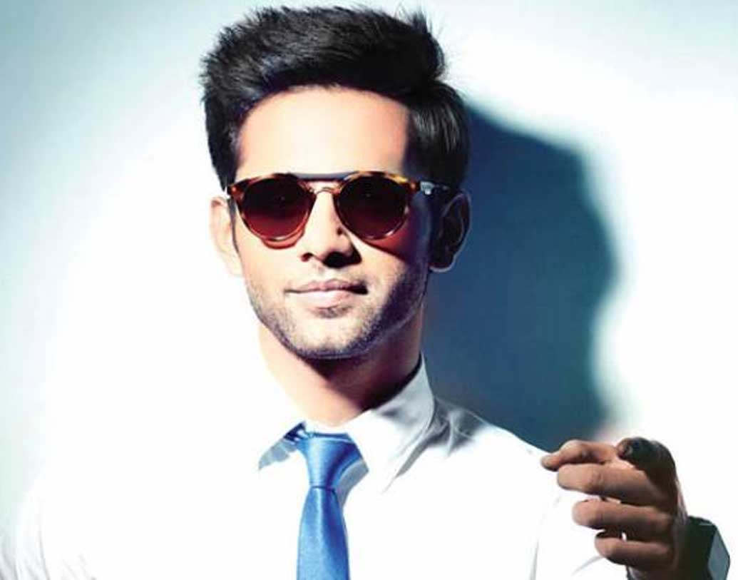 রাহুল বৈদ্য: ইন্ডিয়ান আইডলের প্রতিযোগী রাহুল বৈদ্য সে ভাবে আর প্রচারের আলোয় নেই। মহেন্দ্র সিংহ ধোনির অসম্ভব ফ্যান তিনি। সম্প্রতি মহেন্দ্র সিংহ ধোনির একটি ভিডিয়োতে তাঁকে দেখা গিয়েছে সাক্ষী ধোনির সঙ্গে গান গাইতে।