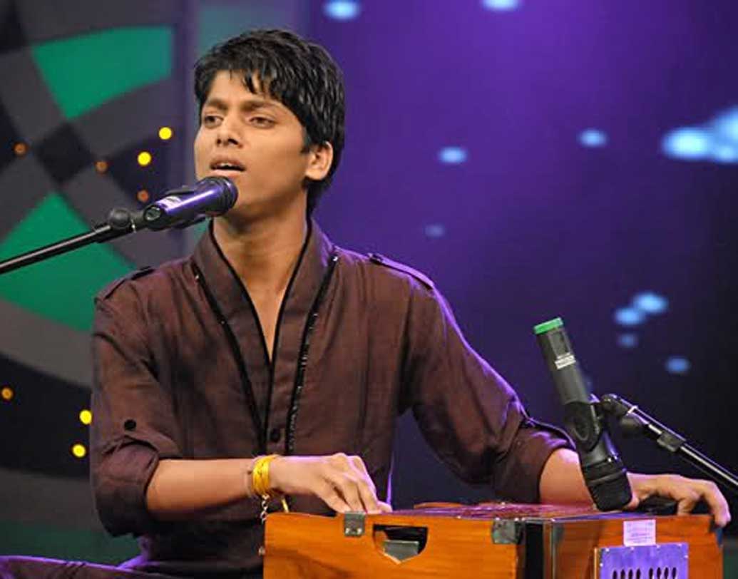 রঞ্জিত রাজওয়াড়া: রিয়্যালিটি শোয়ে হারমোনিয়াম বাজানোর জন্য বিখ্যাত হয়ে গিয়েছিলেন তিনি। গজল গাওয়ার জন্য বেশ জনপ্রিয় ছিলেন। তবে প্লে ব্যাক সিঙ্গার হিসাবে কোনও জনপ্রিয়তা মেলেনি। দেশের বাইরেই মূলত অনুষ্ঠান করেন তিনি।