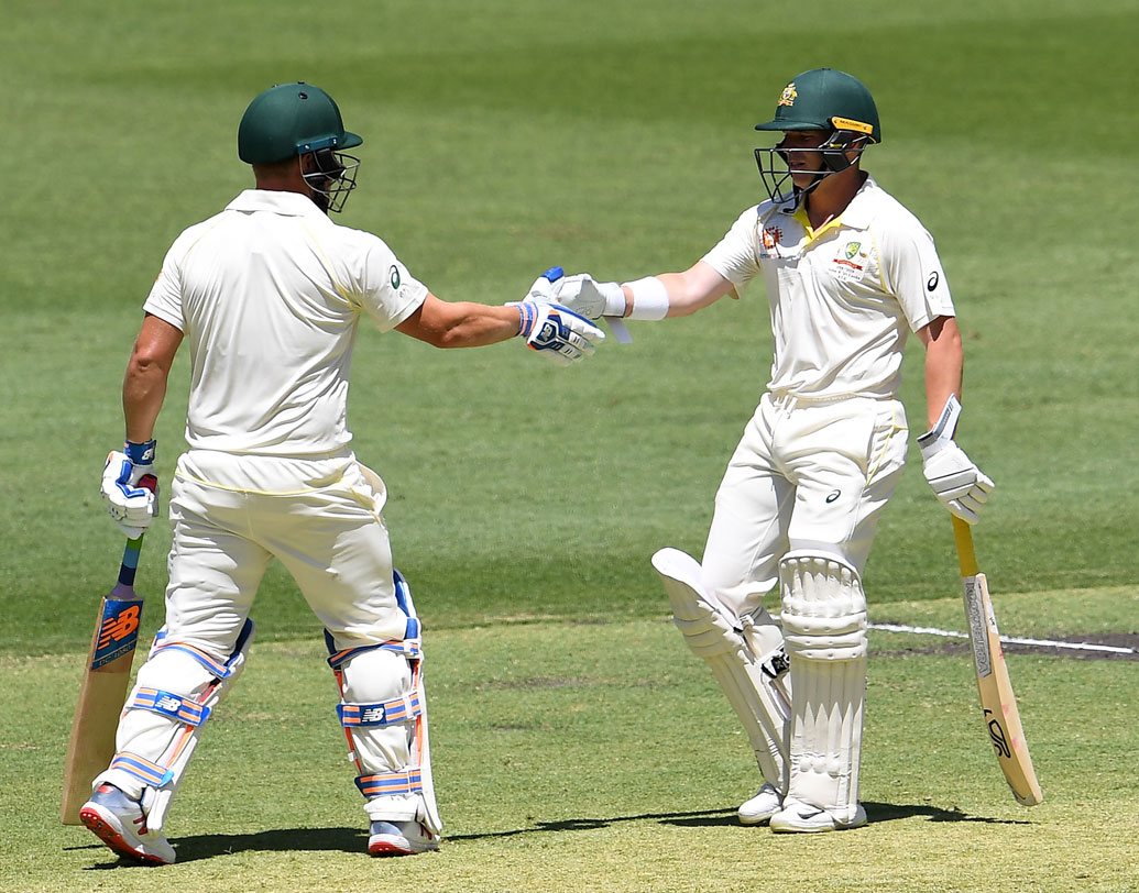 সবুজ উইকেটে আজ ব্যাটসম্যানদের দাপট দেখাল অস্ট্রেলিয়া। দুই ওপেনার হ্যারিস ও ফিঞ্চের সফল জুটি খেলার প্রথমার্ধে অনেকটা এগিয়ে দেয় অস্ট্রলিয়াকে। তাঁদের পার্টনারশিপে ওঠা ১১২ রান অনেকটাই স্বস্তি এনে দেয় অজি শিবিরে। শুধু তাই-ই নয়, টেস্ট কেরিয়ারে জীবনে প্রথম হাফ সেঞ্চুরিও করে ফেলেন হ্যারিস।