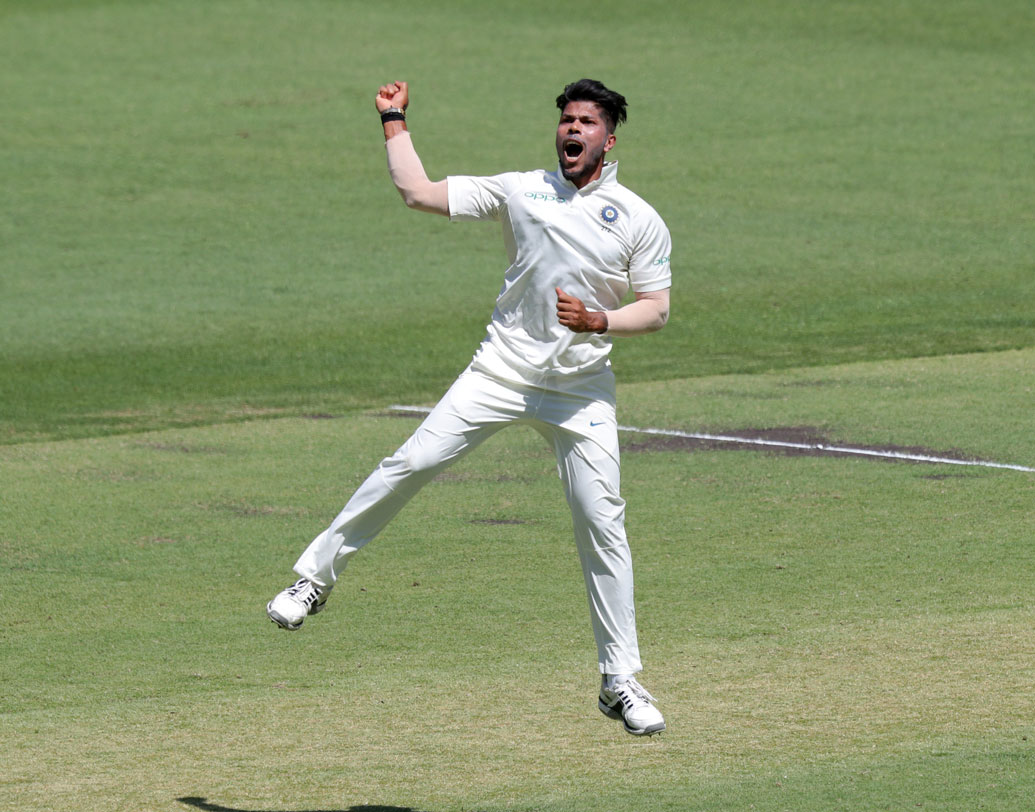 এই ম্যাচে জাডেজা বা ভুবনেশ্বর কুমারকে না রাখা নিয়েও কম সমালোচনার মুখে পড়েনি ভারত। দলে এসেছেন উমেশ যাদব। কিন্তু ভুবনেশ্বরের সুইংয়ের অভাব আজ মাঠে ভালই টের পেলেন টিম-কোহালি। উমেশ যাদব একটি উইকেট পেলেও রান দিলেন সকলের চেয়ে বেশি।