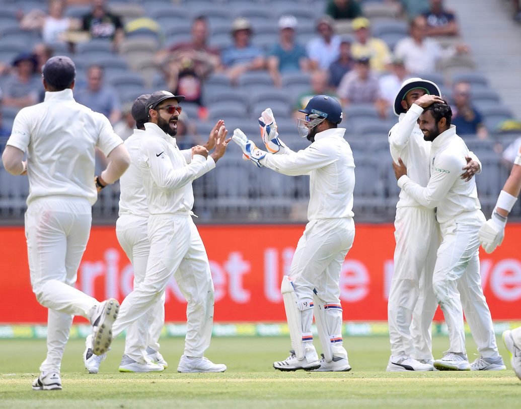 প্রথম ভাগে অজি ব্যাটিং এক প্রকার ধরাশায়ী করে দেয় ভারতকে। এরপর ৩৬ রানের ব্যবধানে ৪ উইকেট নিয়ে ম্যাচে কামব্যাক করে ভারত। এর পরেই ম্যাচের রাশ কিছুটা ভারতের হাতে আসে।