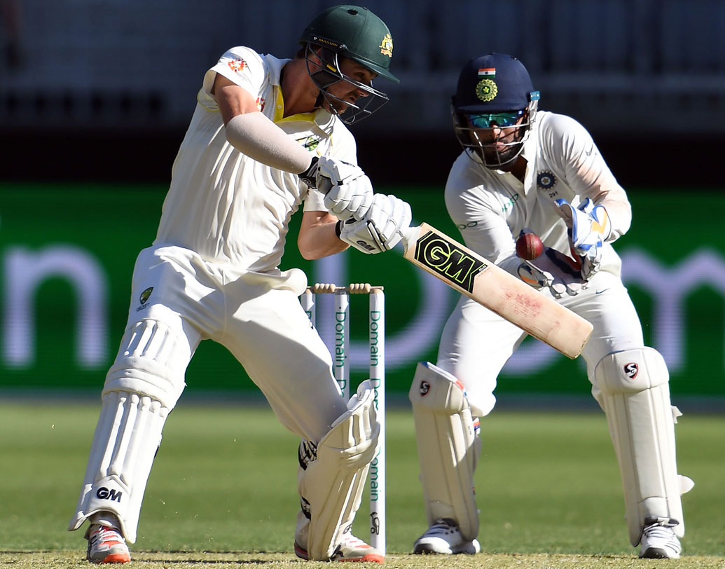 তবে‌ এই নিশ্চিন্ততা বেশি ক্ষণ স্থায়ী হয়নি। ১৪৮ রানের মাথায় অস্ট্রলিয়া চার উইকেট খোয়ালেও অস্ট্রেলিয়ার মিডল অর্ডার ফের টেনশনে রাখল ভারতকে। পঞ্চম উইকেটে শন মার্শ ও ট্র্যাভিস হেড মিলে আরও ৮৪ রান যোগ করলেন দলের স্কোরবোর্ডে।