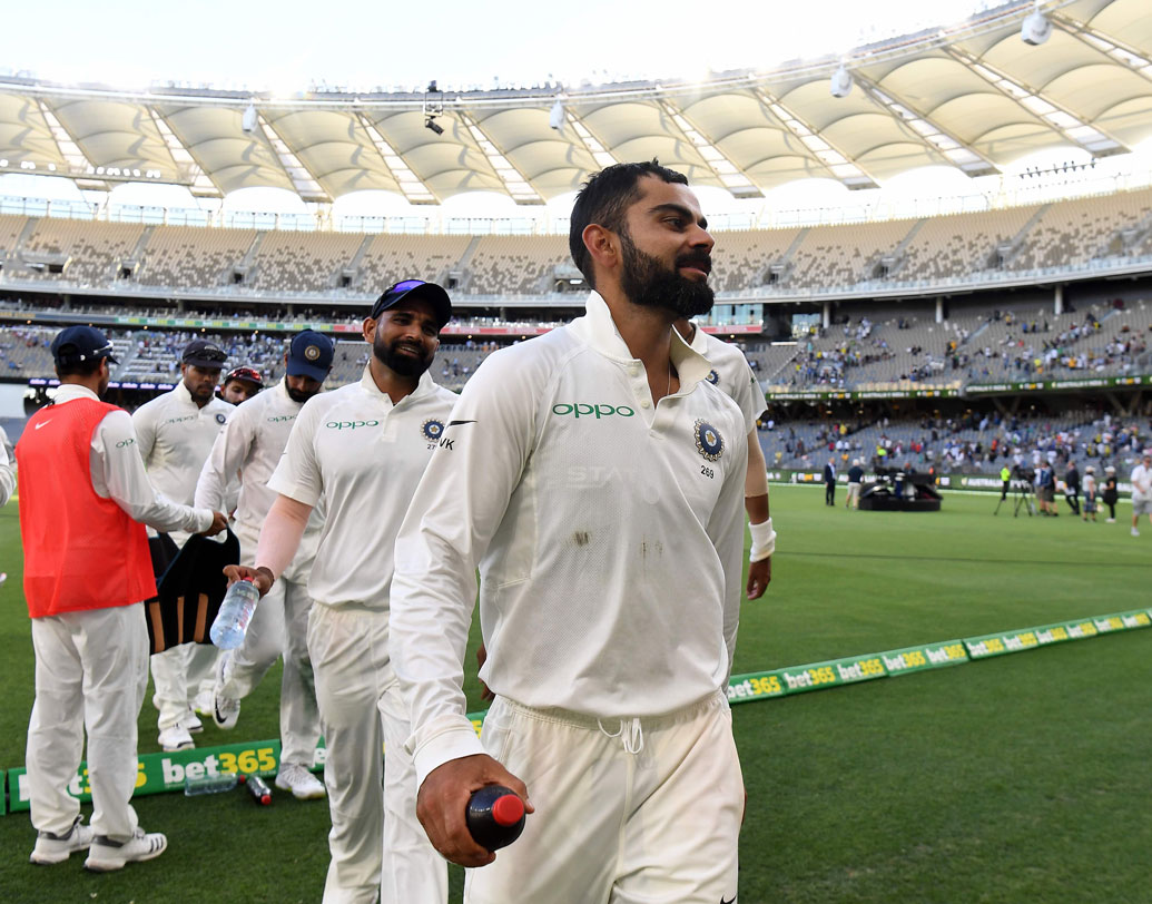 দিনের সেরা পাওনা কোহালির এক হাতে নেওয়া অবিশ্বাস্য ক্যাচ! অস্ট্রেলিয়া ইনিংসের ৫৫তম ওভারের প্রথম বলে ইশান্ত শর্মার বাইরের বলে কাট করতে যান পিটার হ্যান্ডসকম্ব। দ্বিতীয় স্লিপে থাকা কোহালি লাফিয়ে তাঁর ডান হাত বাড়ান। বল তাঁর হাতে কার্যত আটকে যায়। সোশ্যাল মিডিয়াতেও তাঁর এই ক্যাচ নিয়ে প্রশংসা ছড়িয়ে পড়েছে।