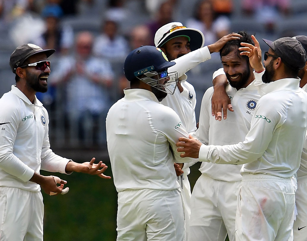 অনিয়মিত বোলার হয়েও আজ দুর্দান্ত পারফর্ম করলেন হনুমা বিহারি। কোহালিদের বড় বিপদে ফেলার আগেই শন মার্শ ও হ্যারিসের উইকেট পকেটে পোরেন তিনি। ছবি: এএফপি ও পিটিআই।