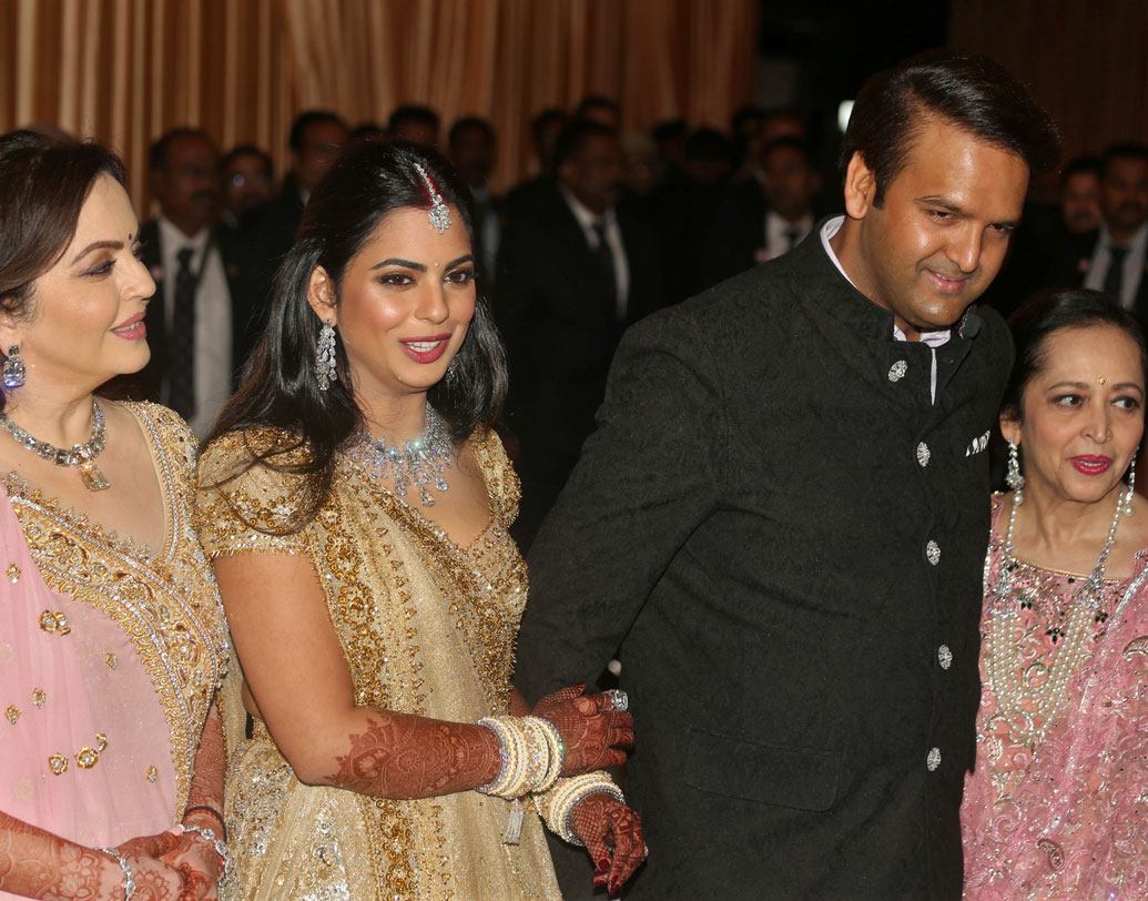 এ দিন ছিমছাম মেক আপে সাজেন ইশা। এই হালকা মেক আপে তাঁকে যেমন সুন্দর দেখাচ্ছেল, তেমনই তাঁর পোশাক ও গহনা এতে আরও বেশি করে চোখে পড়ছিল।