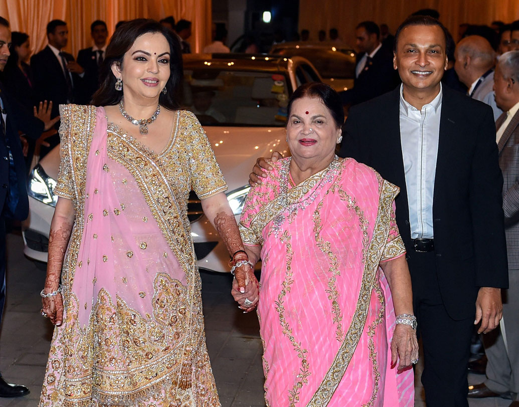 ইশার ঠাকুমা কোকিলাবেন আম্বানীও  নাতনির বিয়ের রিসেপশন চুটিয়ে উপভোগ করেছেন। বউমা নীতার সঙ্গে ফোটো সেশনেও ছিলেন খুবই সপ্রতিভ।