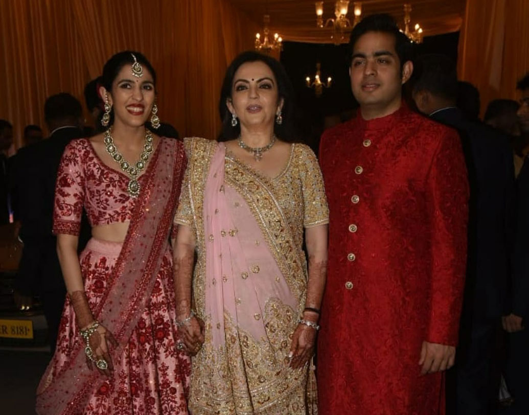 ছেলে আকাশ ও হবু পুত্রবধূ শ্লোক মেহতার সঙ্গে মেয়ের রিসেপশনের দিন পোজ দিতে দেখা গেল নীতা অম্বানীকে। পরে কেবল আকাশ ওশ্লোক একসঙ্গে নানা পোজে ছবি তোলেন।