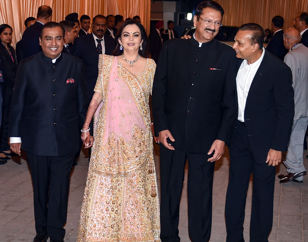 সব ব্যস্ততা সরিয়ে ভাইঝির রিসেপশনে উপস্থিত ছিলেন অনিল অম্বানীও। আনন্দ পিরামলের বাবা অজয় পিরামল ও দাদা-বৌদি মুকেশ-নীতার সঙ্গে হাসিমুখে ধরা পড়লেন তিনি।