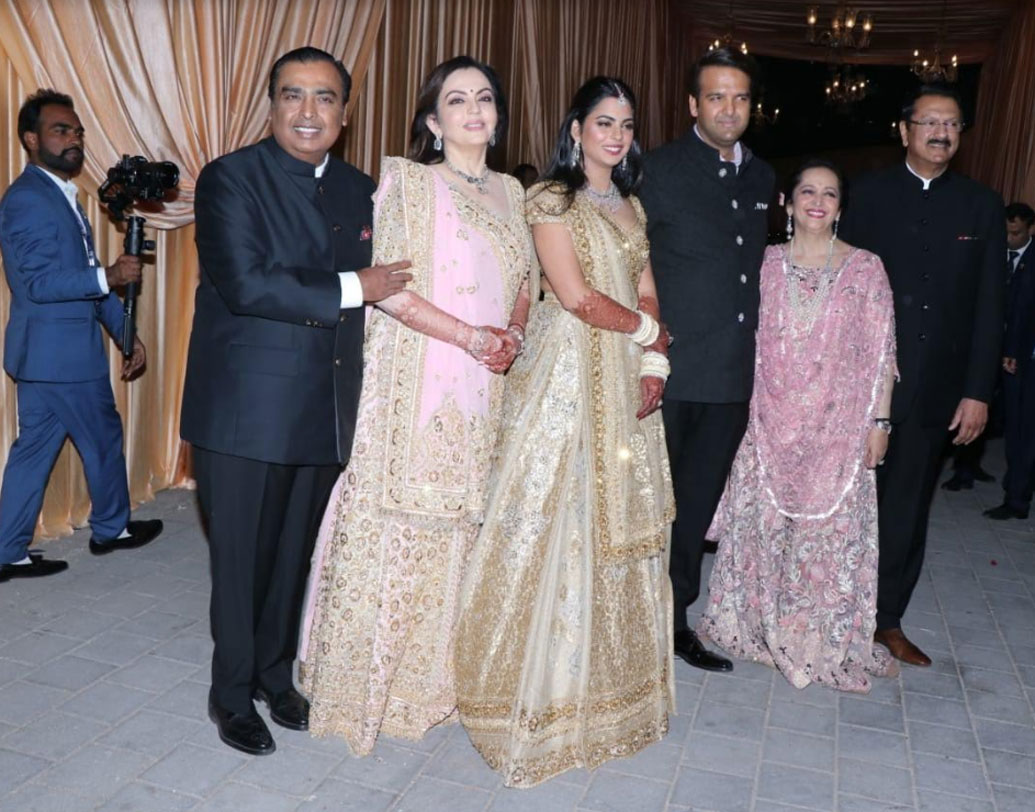 বিয়ে কেবল দু’জন মানুষ নয়, দুই পরিবারেরও বন্ধন। সে কথাই যেন মনে করিয়ে দিচ্ছে এই ছবি।