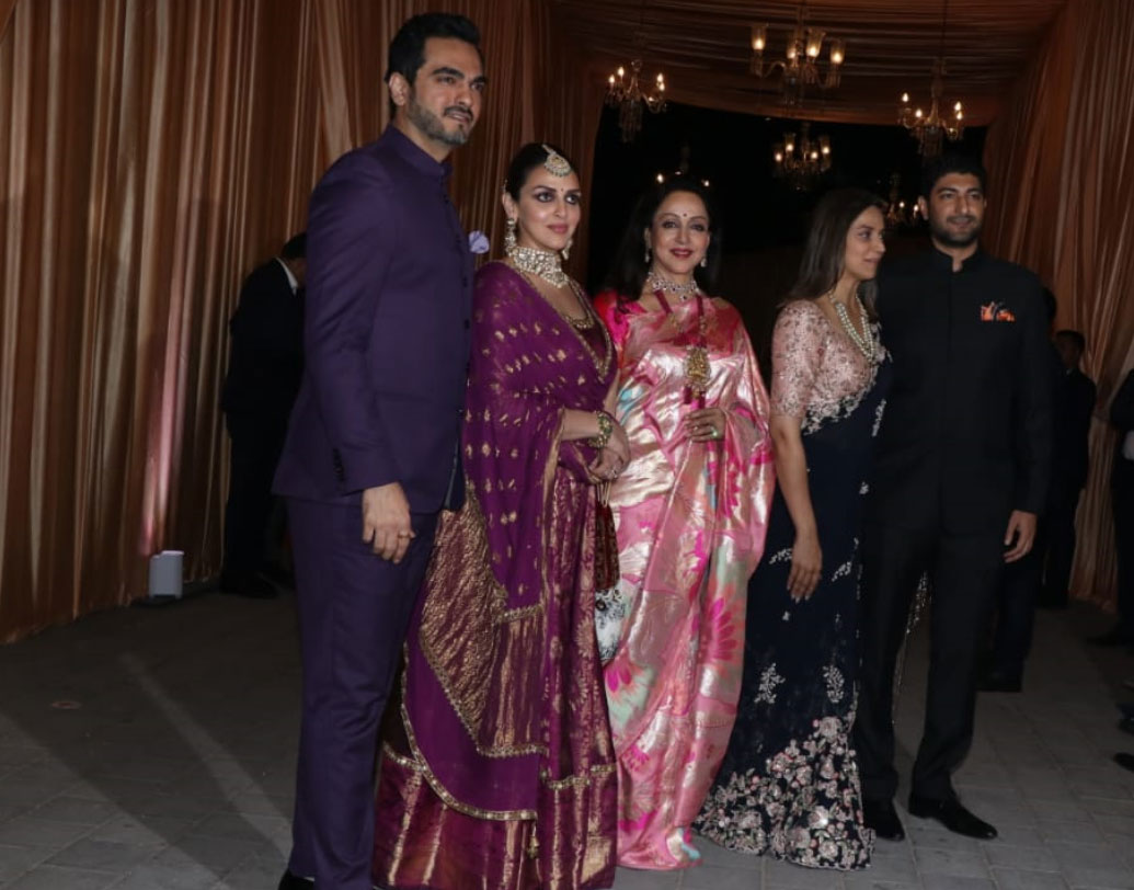 সন্ধে হতে না হতেই অতিথিদের ঢল নামে জিও গার্ডেনে। রিসেপশনে যোগ দিতে এসে হেমা মালিনি তাঁর দুই কন্যা ও তাঁদের পরিবারের সঙ্গে ছবিও তুললেন। অসাধারণ সাজে তাঁরা প্রত্যেকেই হয়ে উঠেছিলেন গ্ল্যামারাস! হেমা মালিনির এভারগ্রিন বিউটি যেন অনুষ্ঠানের ঝলক বাড়িয়ে দেয় আরও কয়েক গুণ।