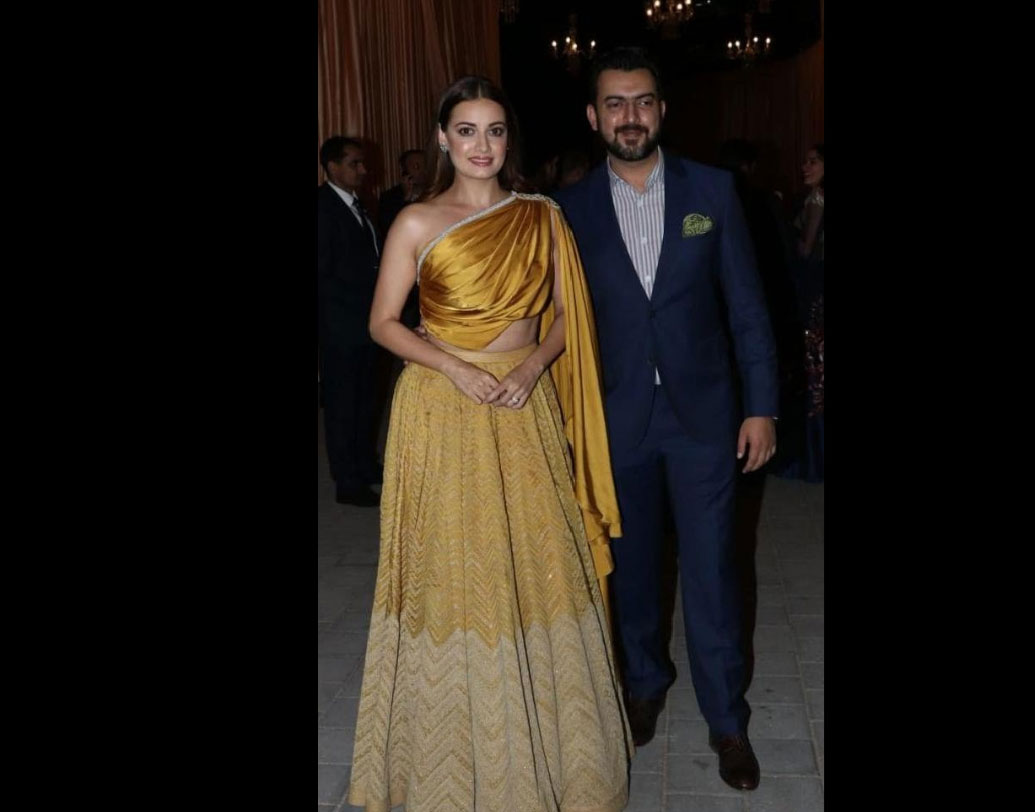 জমকালো সোনালি পোশাকে দিয়া মির্জাও এলেন তাঁর স্বামী সাহিল সঙ্ঘের সঙ্গে। নীল ফর্মালে হ্যান্ডসাম সাহিলকে আরও গ্ল্যামারাস দেখাচ্ছিল। সাহিল ও দিয়ার যৌথ উপস্থিতি এ দিনের সন্ধেকে আরও আনন্দঘন করে তোলে।