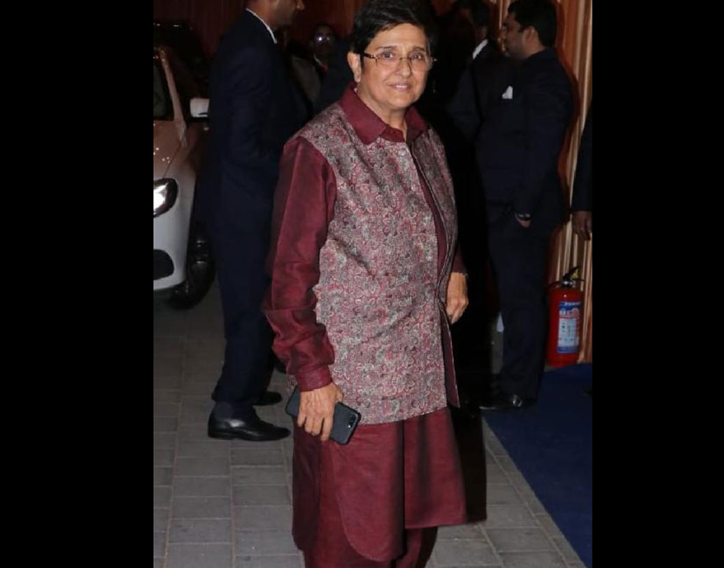 মেরুন রঙের সালোয়ার-কুর্তা ও কোট পরে উপস্থিত ছিলেন প্রাক্তন আইপিএস ও বর্তমানে পুদুচেরির লেফটেন্যান্ট গভর্নর কিরণ বেদীও।