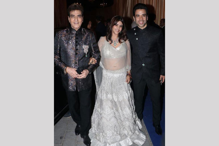 ছেলে তুষার কপূর ও মেয়ে একতা কপূরের সঙ্গে এ দিন হাজার ছিলেন জিতেন্দ্রও। অনুষ্ঠানে অংশও নিলেন তাঁরা। কালো শেরওয়ানিতে বাবা ও ভাইয়ের মাঝে দুধসাদা পোশাকে একতার উপস্থিতি এই পার্টিকে আরও জমকালো করে তোলে।