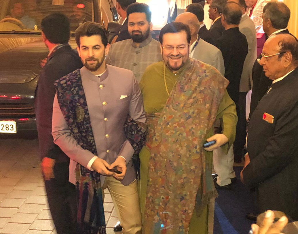 বলিউডের অন্যতম উজ্জ্বল উপস্থিতির মধ্যে নীল নিতিন মুকেশও ছিলেন। যখন অনুষ্ঠান কিছুটা গড়িয়েছে, তখনই বাবার সঙ্গে জিও কমপ্লেক্সে হাজার হলেন নীল। এ ছাড়াও সুভাষ ঘাই, বোমান ইরানি, মধুর ভান্ডারকর, আদনান শামি প্রমুখরা সপরিবার উপস্থিত ছিলেন এই অনুষ্ঠানে।