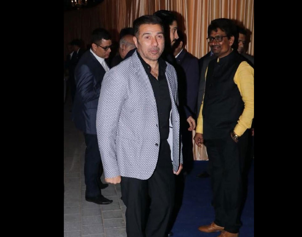 ধূসর ও কালো রঙের স্ট্রাইপ কোট পরে একটু রাত বাড়তেই হাজির হলেন সানি দেওল। মঞ্চে তখন জমকালো সঙ্গীতানুষ্ঠান চলছে। অতিথিদের ভিড়ে মিশে খানিক নাচলেনও তিনি।