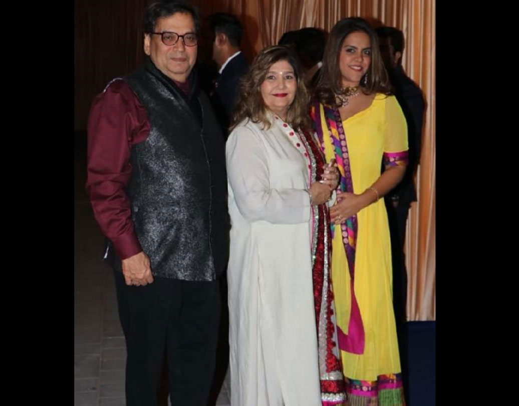 যখন ইশা ও আনন্দ অতিথিদের আপ্যায়ণে ব্যস্ত ছিলেন, তখন জাভেদ আলি ব্যস্ত ছিলেন তাঁর সুরেলা গলা দিয়ে অতিথিদের আনন্দ দিতে। জাভেদের গান এ দিন অনুষ্ঠানে আলাদা মাত্রা যোগ করে।