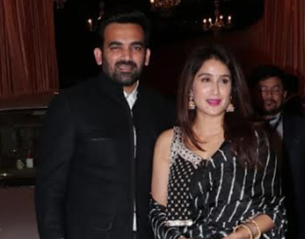 একটু রাতের দিকে স্ত্রী বলিউড অভিনেত্রী সাগরিকা ঘাটগের সঙ্গে অনুষ্ঠানে এলেন ভারতীয় ক্রিকেটার জাহির খান। দু’জনেই ম্যাচিং করে কালো পোশাকে সেজেছিলেন। এ দিন গানের জলসাতেও মেতে উঠলেন দু’জন।