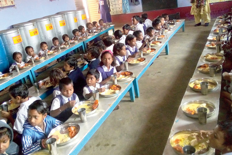 ভোজন: মানবাজারের গোবিন্দপুর প্রাথমিক স্কুল। নিজস্ব চিত্র