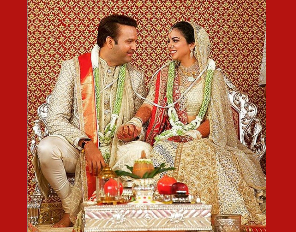 ইশা অম্বানী আর আনন্দ পিরামলের বিয়ে তো শেষ। কিন্তু, তাঁদের নিয়ে আলোচনা যেন থামতেই চাইছে না। বিয়ের কার্ড কেমন হল, কারা কারা এলেন, কী করলেন, কে ডান্স ফ্লোর মাতালেন, রিসেপশন কেমন হল? উফ্‌, অম্বানী পরিবারের মেয়ের বিয়ে নিয়ে এখনও অনেকচায়ের কাপেই তুফান উঠছে।