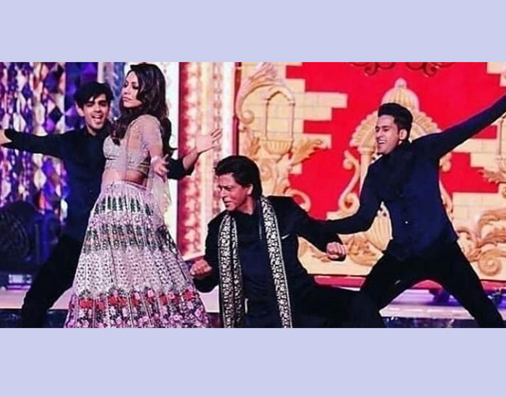 এত দিনে নিশ্চয়ই জেনে গিয়েছেন, ইশা আর আনন্দের প্রি-ওয়েডিং পার্টিতে কারা কারা ছিলেন! বলিউড বাদশা শাহরুখ খান, আমির খান, সলমন খান, প্রিয়ঙ্কা চোপড়া, নিক জোনাস, দীপিকা-রণবীর থেকে অভিষেক বচ্চন-ঐশ্বর্যা রাই বচ্চন, উপস্থিত ছিল প্রায় গোটা বলিউড।