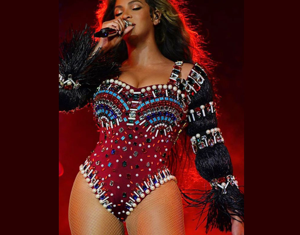 লাল ও সোনালি রঙের স্লিট গাউনে ঝলমলে বেওন্সে মঞ্চ কাঁপিয়েছেন রোম্যান্টিক গানে। সোশ্যাল মিডিয়ায় দেখা গিয়েছে, একটি গানে পিছনের সারিতে নাচছেন স্বয়ং সলমন খান।