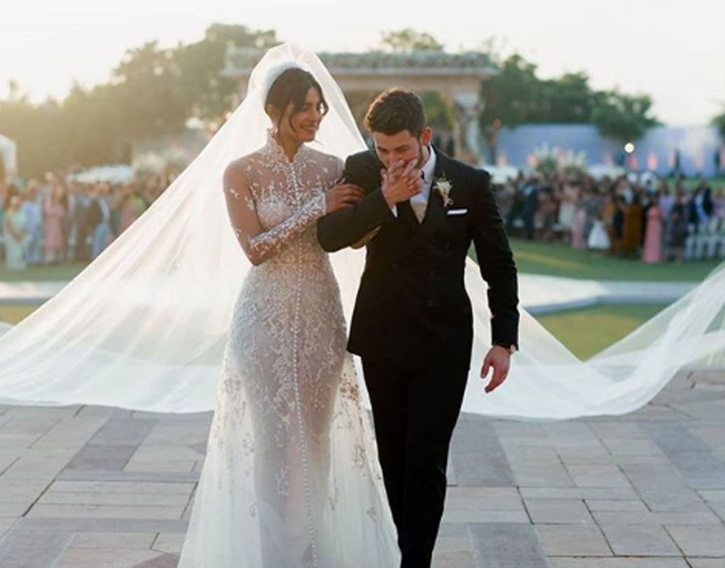 বেওন্সের পারিশ্রমিক নিয়ে একটু পরে মাথা ঘামাবেন। তার আগে বরং একটা ছোট কথা জেনে নিন। প্রিয়ঙ্কা চোপড়া এবং নিক জোনাসের বিয়েতে নাকি খরচ হয়েছিল সাড়ে চার কোটিরও বেশি টাকা।