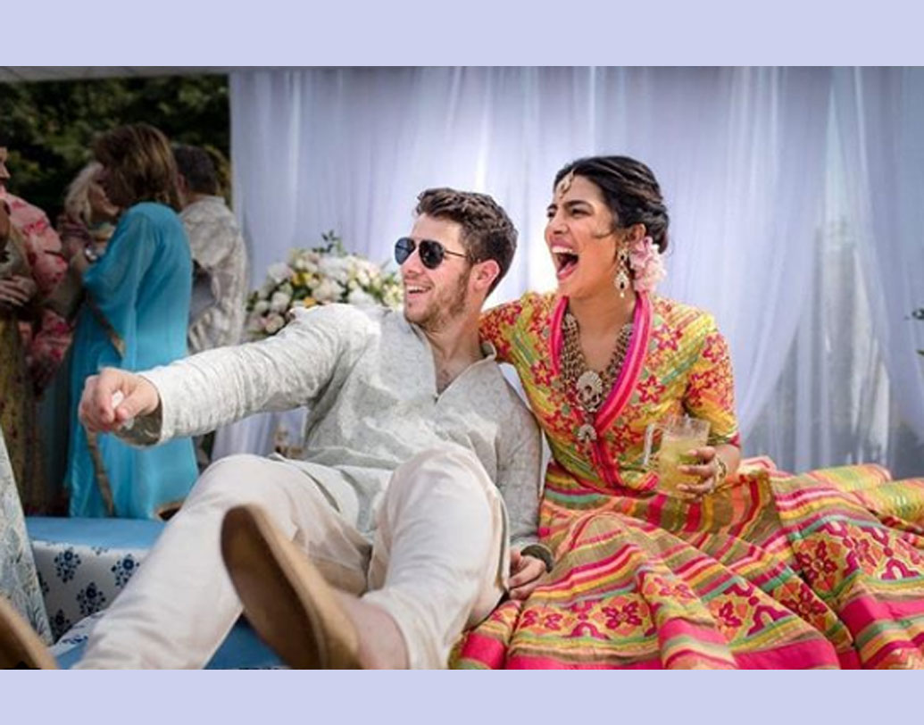 বেওন্সের কথা বলতে বলতে হঠাৎ প্রিয়ঙ্কা-নিকের বিয়ের খরচের কথা কেন উঠল? আহা! সে কথাই জানাচ্ছি। শোনা যাচ্ছে, বেওন্সে ওই একটা পারফরম্যান্সের জন্যই নিয়েছিলেন প্রায় ১৫ কোটি টাকার কাছাকাছি।