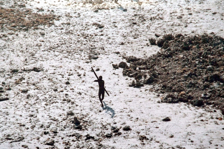 একাকী: সুনামির (২০০৪) পর ভারতীয় উপকূলরক্ষী বাহিনীর হেলিকপ্টার থেকে নর্থ সেন্টিনেল দ্বীপ। এএফপি