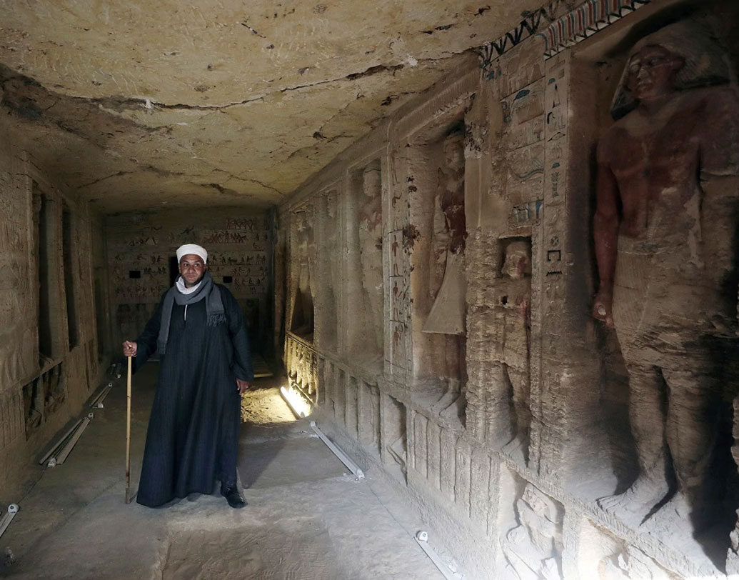 একেবারে যত্ন করে সংরক্ষিত ১৬ ফুটের এই সমাধিটি। রঙিন সমাধির ভিতরে রয়েছে নানা ধরনের ভাস্কর্য, জানান খালেদ।