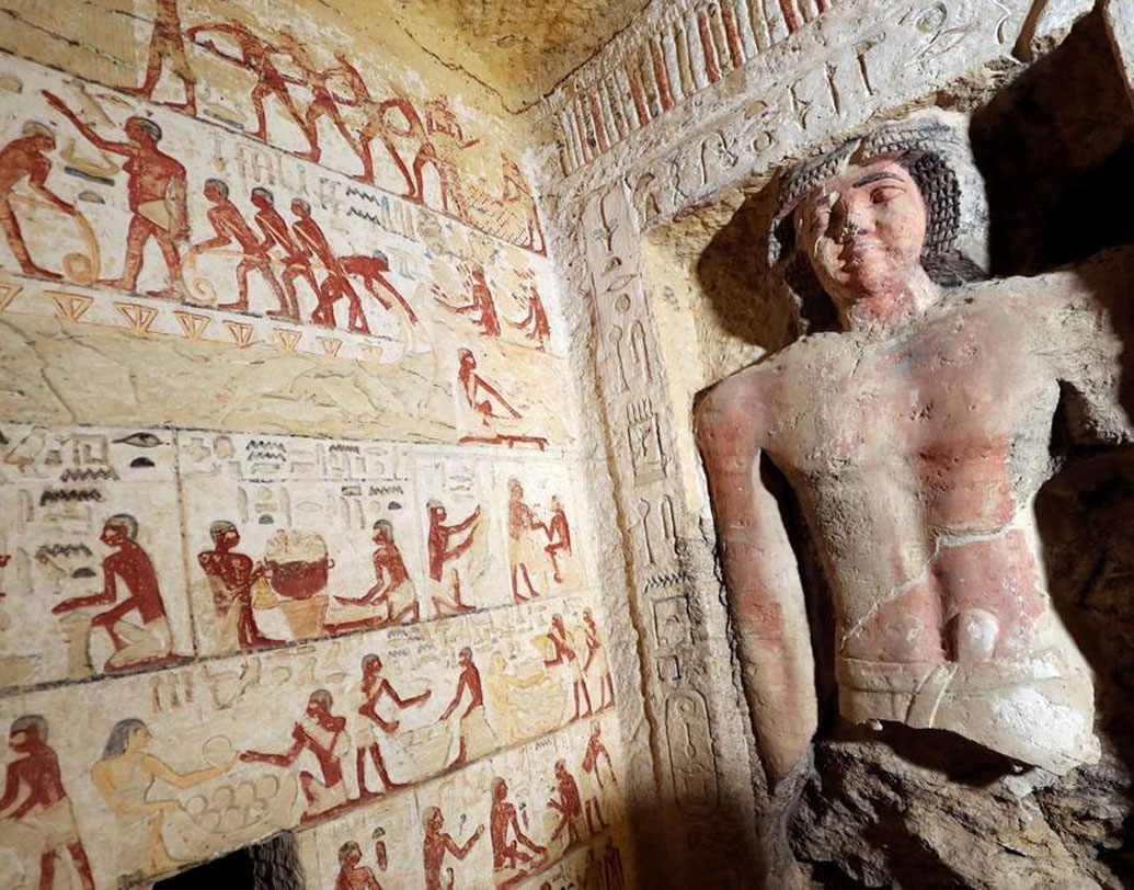 সমাধির দরজার পাথরে হায়ারোগ্লিফিকসে খোদাই করা রয়েছে তাঁর নাম।