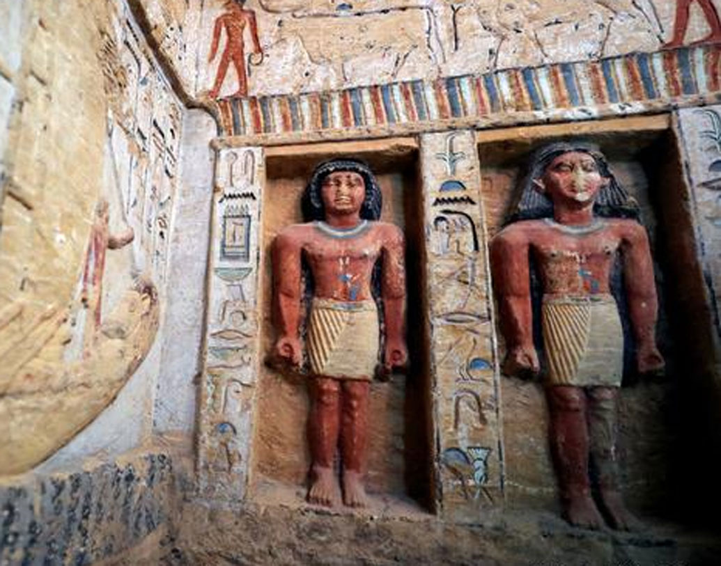 সমাধিতে খোদাই করা রয়েছে ওয়াহতিয়ে, তাঁর মা মেরিত মীন, স্ত্রী ওয়েরেত তাহ ও পরিবারের অন্যদের ছবি।