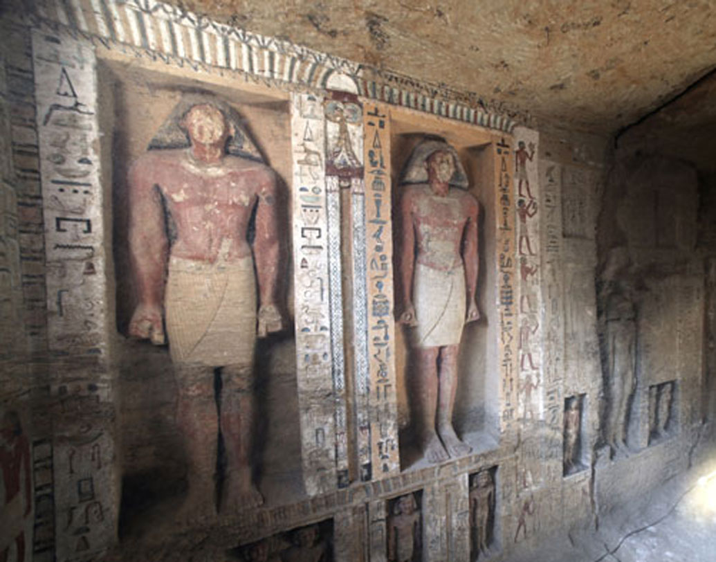 সাকারার কাছেই রয়েছে ৪৬০০ বছরের প্রাচীন দোজর পিরামিড। তার সঙ্গে এই সমাধিটির কোনও সম্পর্ক রয়েছে কি না, তা নিয়ে গবেষণা শুরু হয়ে গিয়েছে ইতিমধ্যেই।