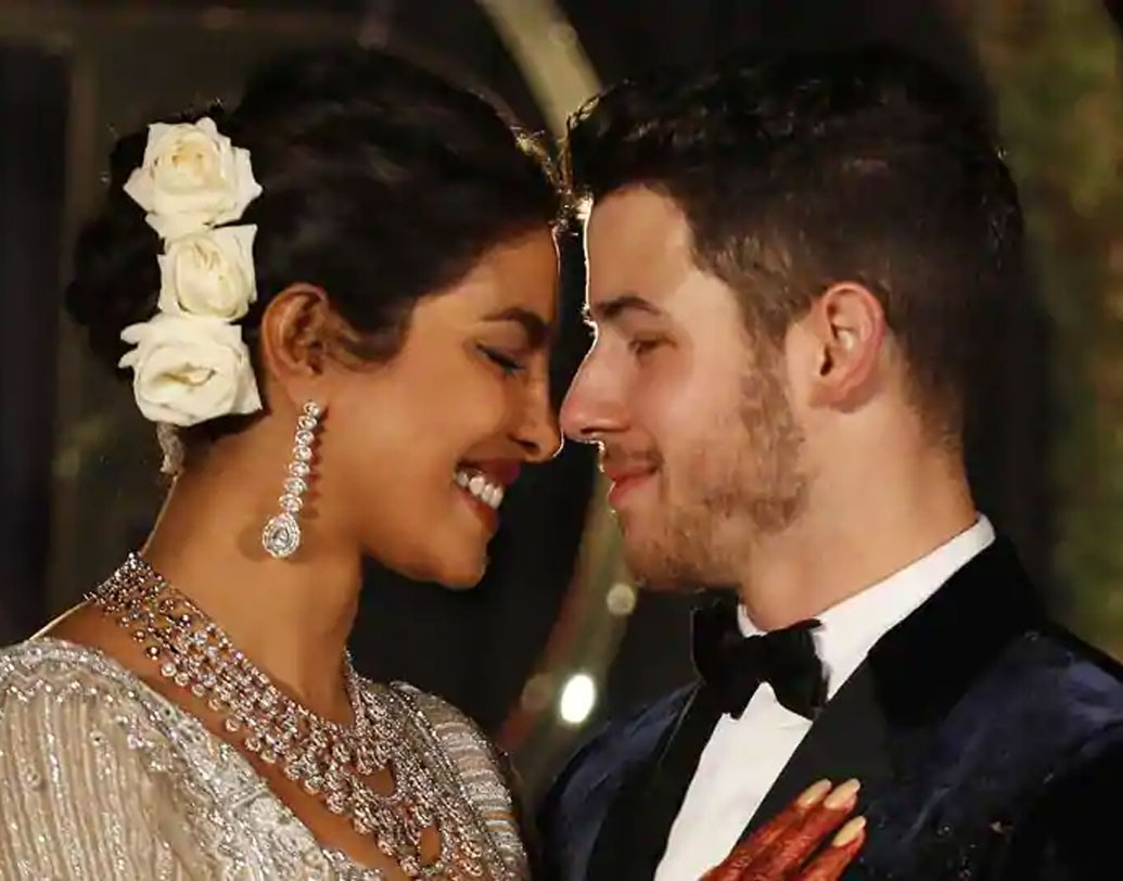 প্রিয়ঙ্কা চোপড়া ও নিক জোনাসের বিয়ের ছবিটি জনপ্রিয়তার নিরীখে দ্বিতীয় স্থানে রয়েছে। বিয়েতে প্রিয়ঙ্কা পরেছিলেন সব্যসাচী মুখোপাধ্যায়ের ডিজাইন করা লাল লেহেঙ্গা। অন্যদিন পরেছিলেন প্রায় ২৪ লক্ষ মুক্তো বসানো রালফ লোরেনের পোশাক।