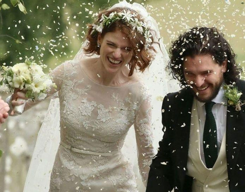 কিট হ্যারিংটন ও রোজ লেসলি। গেম অব থ্রোনসের দুই তারকার বিয়ে নিয়েও খুব উৎসাহ ছিল। আবারেদিনশায়ারে ২৩ জুন বিবাহ বন্ধনে আবদ্ধ হন তাঁরা।