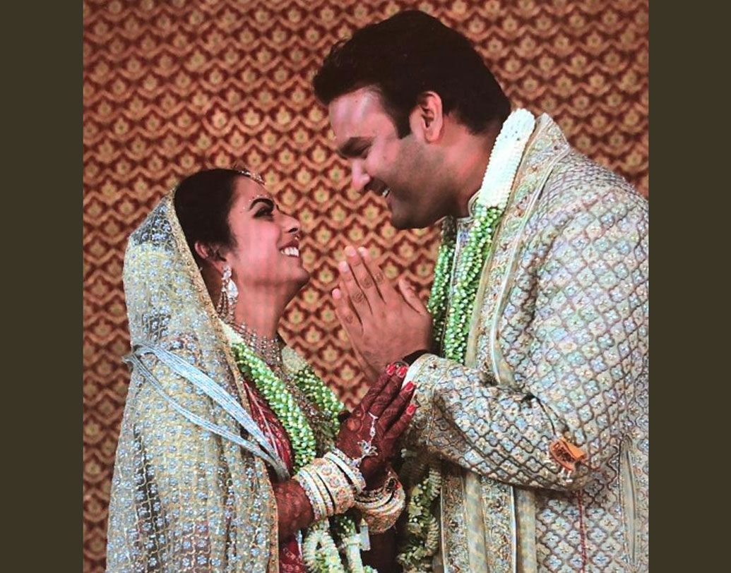 ঈশা অম্বানী ও আনন্দ পিরামল ছিল এই বছরের অন্যতম চর্চিত বিয়ে। গুগলে অন্যতম জনপ্রিয় ছিল ঈশা অম্বানী-আনন্দ পিরামলের বিয়ের ছবিও।