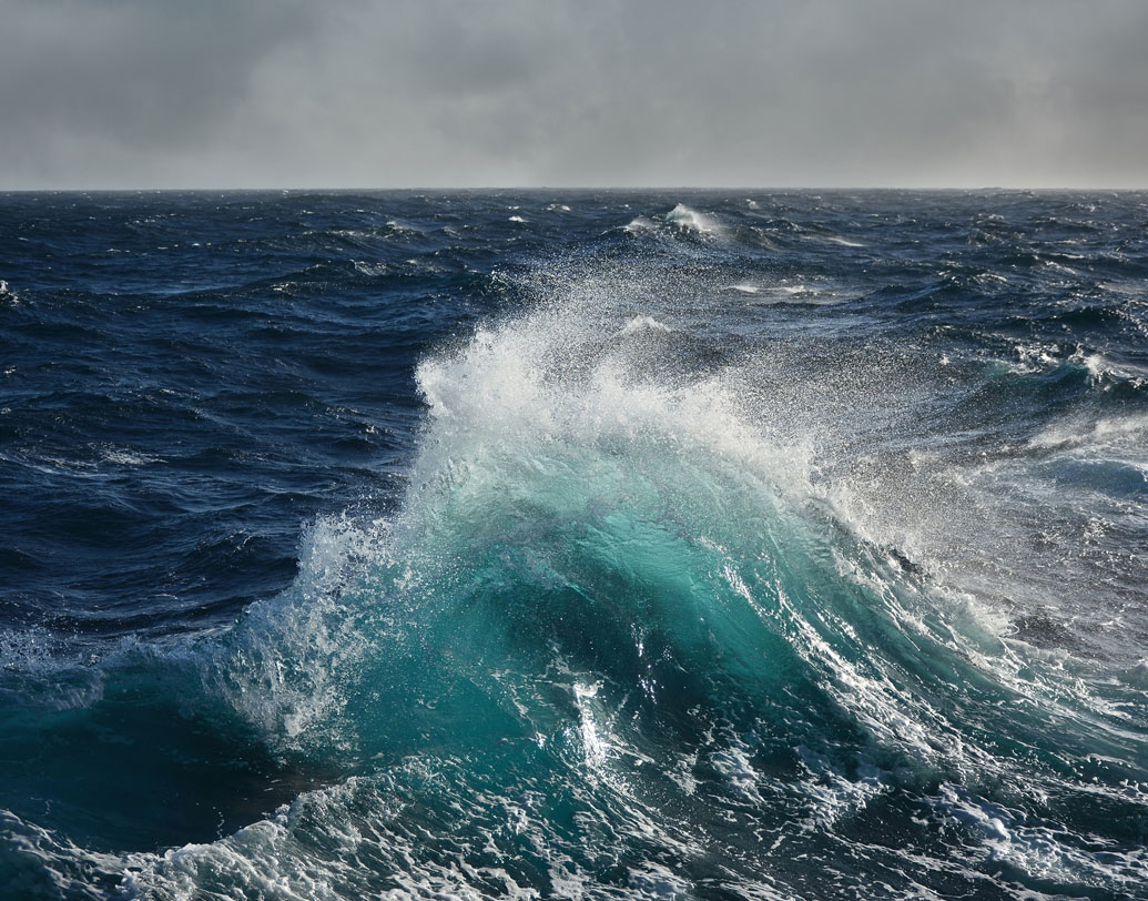 অন্ধ্রে পূর্ব গোদাবরী উপকূলে আছড়ে পড়ল পেতাই। ঘণ্টায় এর বেগ ৮০-৯০ কিমি। অন্ধ্রের সাতটি ও পুদুচেরির একটি জেলায় এখনও জারি রেড অ্যালার্ট। ঝোড়ো হাওয়া বইছে দক্ষিণ ওড়িশা উপকূলেও। সোমবার সকালেও এই ঘূর্ণিঝড়ের অভিমুখ ছিল অন্ধ্রপ্রদেশের পূর্ব গোদাবরী জেলার কাঁকিনাড়া ও বিশাখাপত্তনম বন্দরের দিকে।