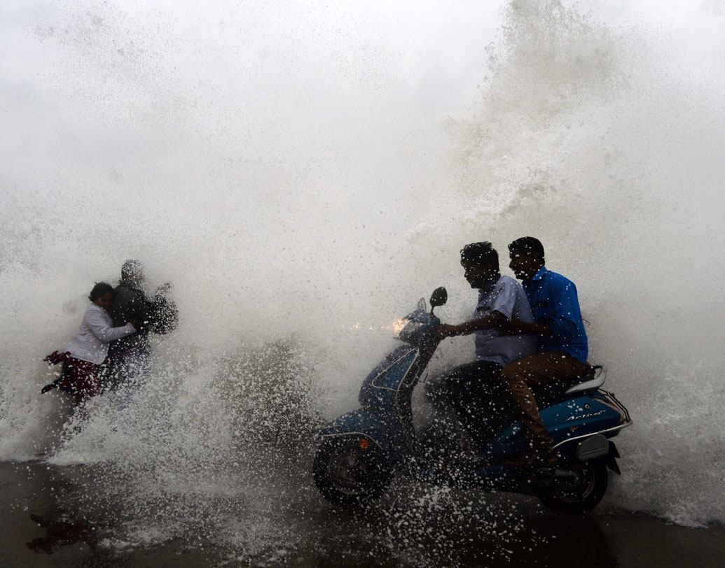 তাইল্যান্ড এই ঝড়ের নাম দিয়েছে ‘পেতাই’। প্রতি ঘণ্টায় ২০ কিলোমিটার বেগে কাঁকিনাড়া বন্দরের দিকে এগিয়ে চলেছিল পেতাই। কলকাতা ও তার পার্শ্ববর্তী উপকূলবর্তী অঞ্চলেও এর জেরে দুর্যোগ জারি থাকবে। ইতিমধ্যেই বৃষ্টি শুরু হয়েছে দক্ষিণবঙ্গের নানা জেলায়।