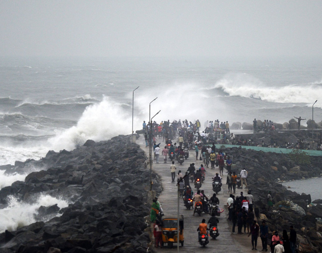 ৭৭ তম ঘূর্ণিঝড় হিসাবে অন্ধ্রের উপকূলে আছড়ে পড়ল পেতাই। তবে আবহবিজ্ঞানীদের ধারণা, স্থলভূমির যত কাছে আসছে তত শক্তি হ্রাস পাচ্ছে পেতাইয়ের।