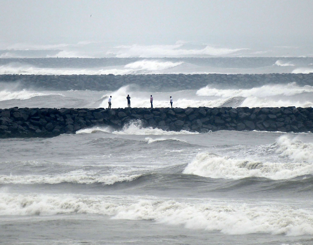 অন্ধ্রে ঢোকার পর সেটি ওড়িশার দিকে ঘুরে যাচ্ছে পেতাই। ওড়িশার গজপতি, গঞ্জাম, রায়গাড়া, কালাহান্ডিতে এলাকায় প্রবল বৃষ্টি হচ্ছে। পেতাইয়ের কথা ভেবেই অন্ধ্রপ্রদেশের উপর দিয়ে চলা ২২টি ট্রেন বাতিল করা হয়েছে। ঘুরিয়ে দেওয়া হয়েছে একটি ট্রেনকে। ট্রেন বাতিল ও প্রাকৃতিক দুর্যোগ মিলিয়ে চরম দুর্ভোগে যাত্রীরা।