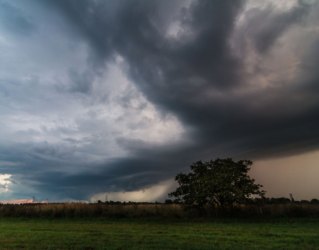 মঙ্গলবার পেতাইয়ের শক্তিহ্রাসের ফলে দুর্যোগ কিছুটা কমলেও আবহাওয়া একই থাকবে। বরং বুধবার থেকে আবহাওয়ার উন্নতি ঘটবে বলে মত আবহবিদদের। সে দিন থেকেই জাঁকিয়ে শীত পড়ার সম্ভাবনা রয়েছে। রাজ্যের তাপমাত্রা একধাক্কায় ১৩ ডিগ্রি সেলসিয়াসের নীচে নেমে যেতে পারে। ছবি: এএফপি ও আইস্টক।