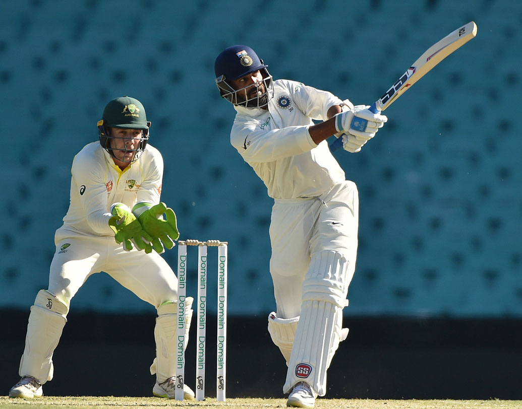 মুরলি বিজয়: ধারাবাহিক ব্যর্থতার আর একটা নজির দেওয়া যাক। এ বছরে দ্বিতীয় ইনিংসে একটিও শতরান বা অর্ধশত রান নেই তাঁর। মুরলি বিজয়ের এই রেকর্ড প্রশ্ন তুলে দিচ্ছে কী ভাবে তিনি দলে রয়েছেন।