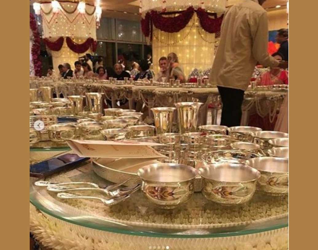 অতিথিদের খেতে দেওয়া হয়েছিল রুপোর থালা-বাটিতে। যত্ন করে তাঁদের পরিবেশন করেছেন বলিউডের ‘হাই প্রোফাইল’ তারকারা।