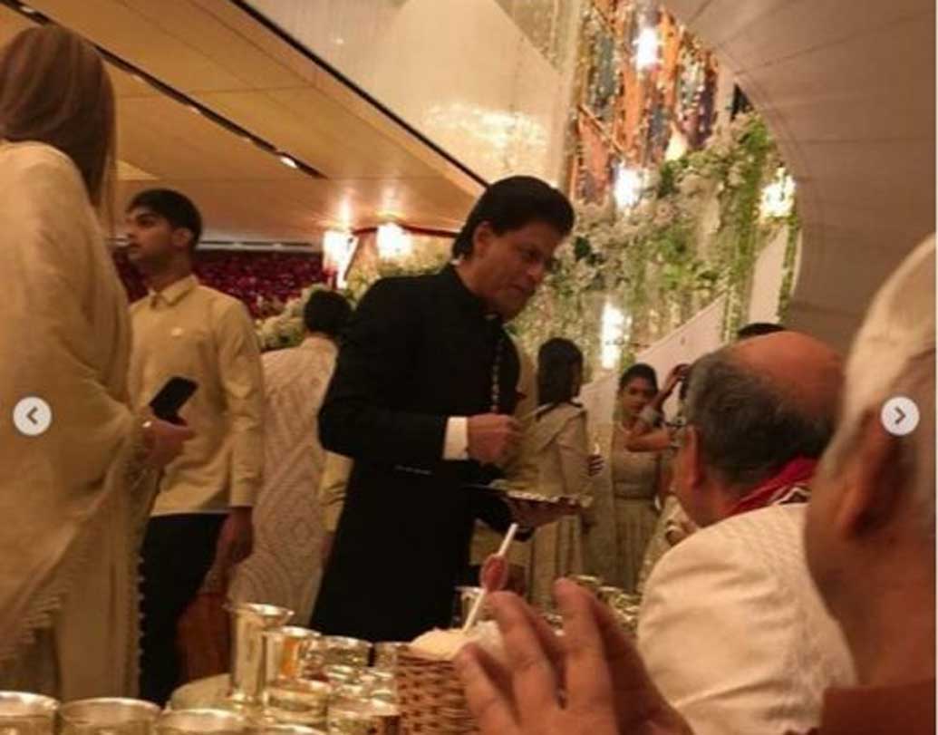 শাহরুখ খান বলিউডের পারফেক্ট হোস্ট। এ তথ্য মানেন বলি ইন্ডাস্ট্রির অনেকেই। ঈশার বিয়েতে কনেপক্ষর হয়ে অতিথি আপ্যায়নের দায়িত্ব সামলেছিলেন কিং খান।