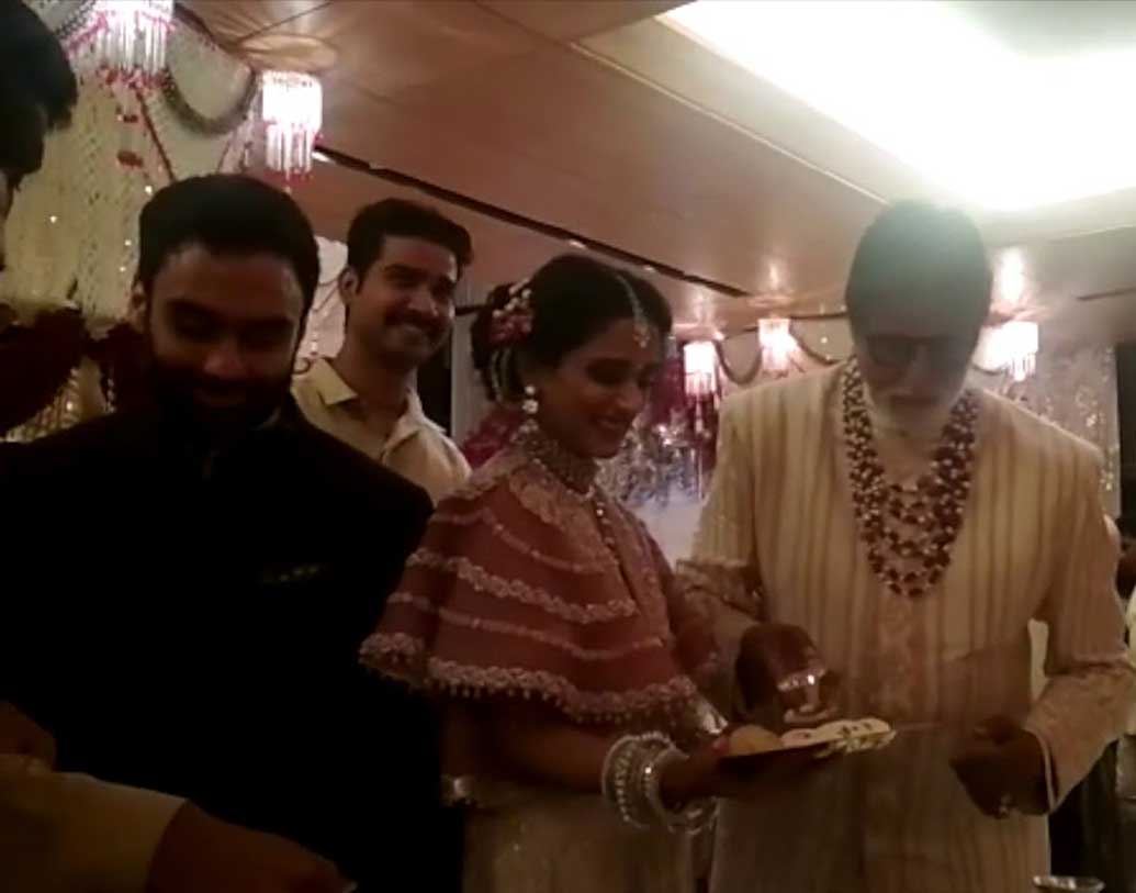 পরিবেশন করতে দেখা গিয়েছে বলিউডের শাহেনশাহ অমিতাভ বচ্চনকেও।